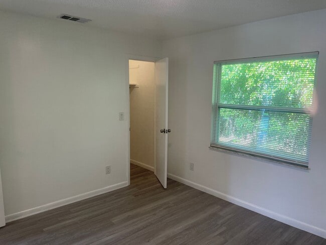 Building Photo - Vero Beach 2 Bedroom 1 Bath