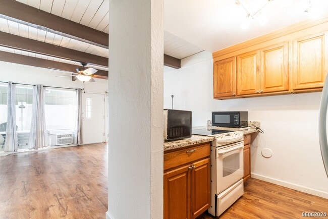 Building Photo - 2br/1.5ba Townhouse in Milalani Manor w/ L...
