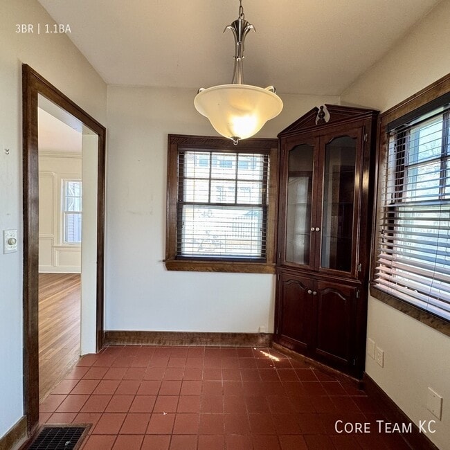 Building Photo - 411 W 60th Terrace