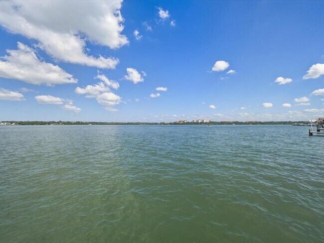 Building Photo - 828 Bay Point Dr