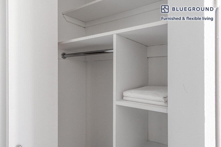 Building Photo - 330 E 46th St