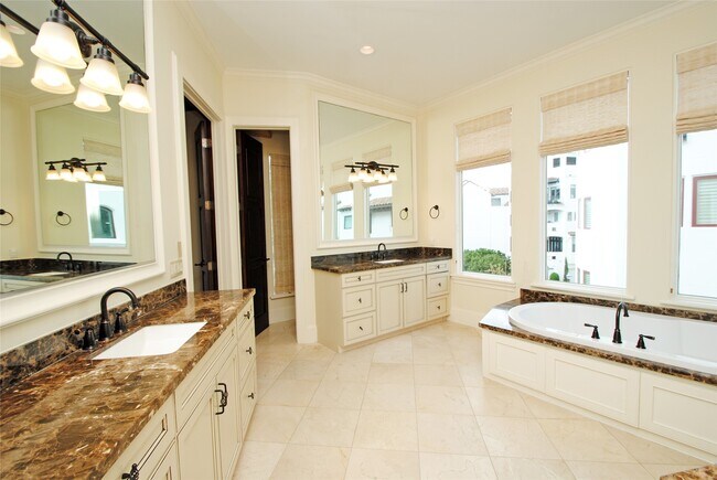 Building Photo - 302 Calle Sevilla Pl