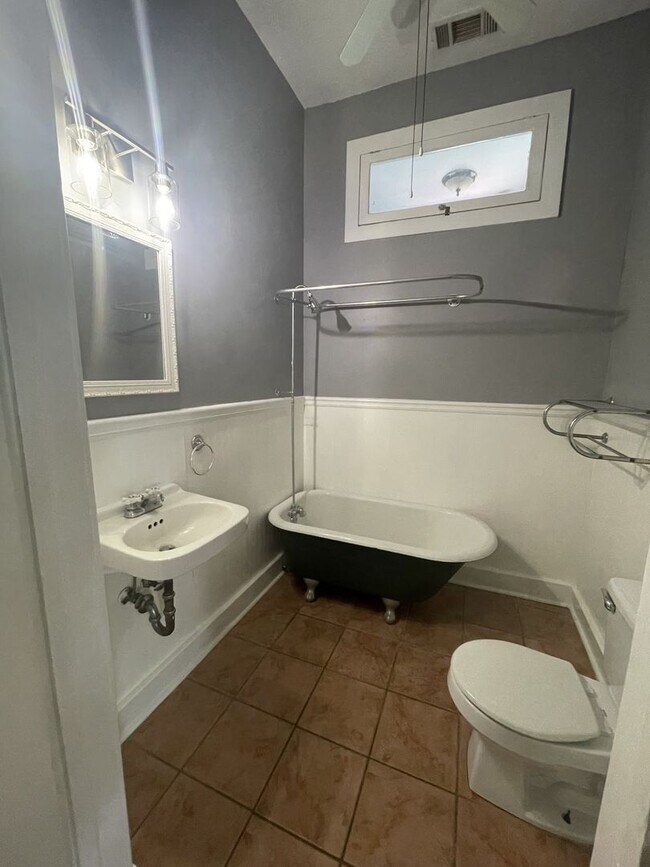 Building Photo - 3 Bedroom 2 Bathroom Baldwin Park upstairs unit 1 off street parking