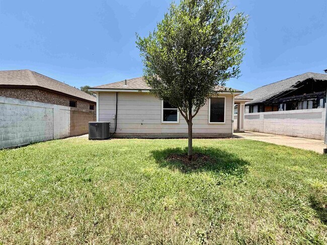 Building Photo - 11111 Revilla Dr