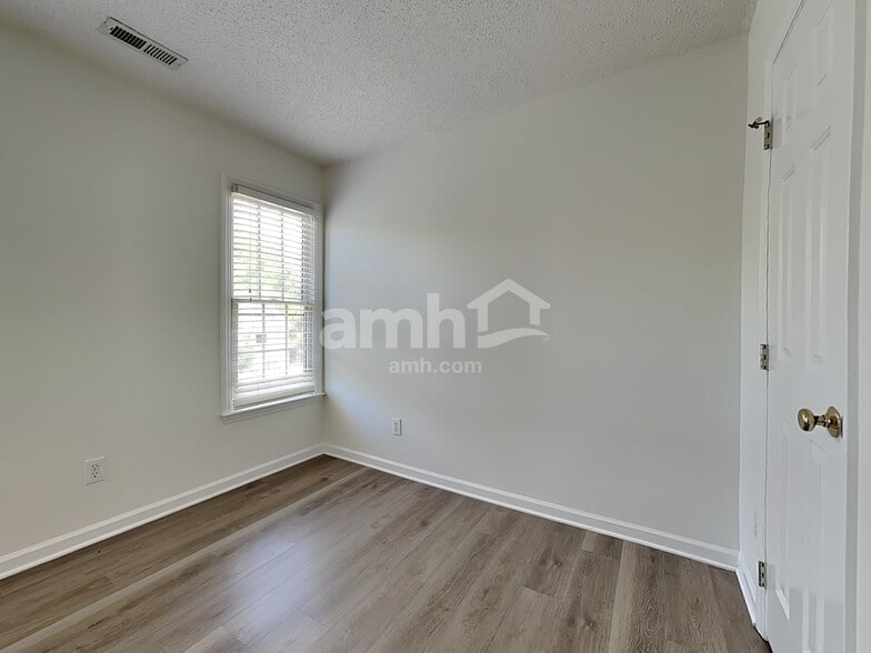 Building Photo - 2328 Water Lilly Way