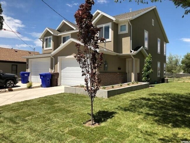 Building Photo - 832-834 Lennox St