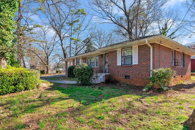 Building Photo - 3 Bedroom 1 Full Bath Brick home!