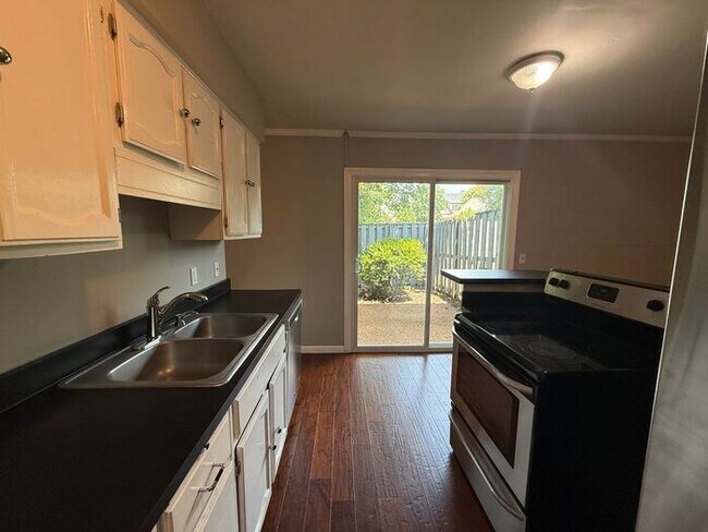 Building Photo - FOR RENT - 3 Bedroom Condo in Green Hills