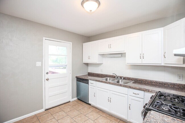 Building Photo - SPLIT LEVEL HOME FOR RENT!