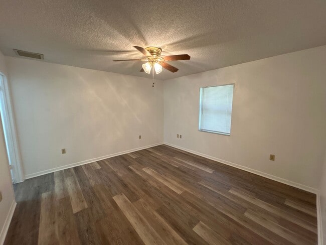 Building Photo - Beautiful 3 Bedroom Home Just Steps from L...