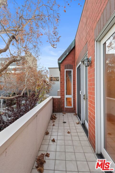Building Photo - 121 N Almont Dr