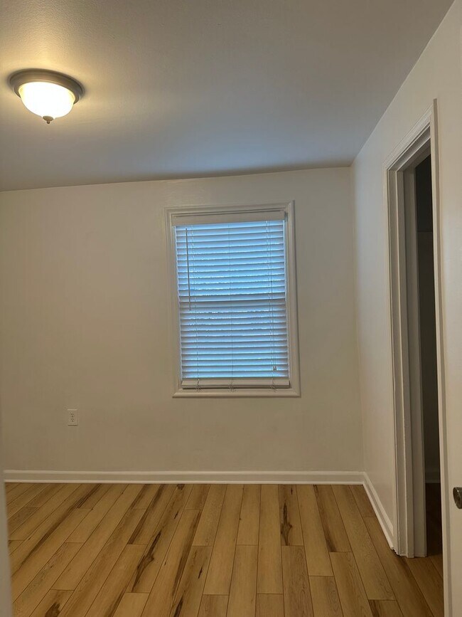 Building Photo - Healy Duplex