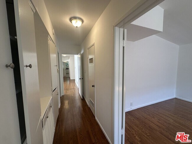 Building Photo - 1555 San Ysidro Dr