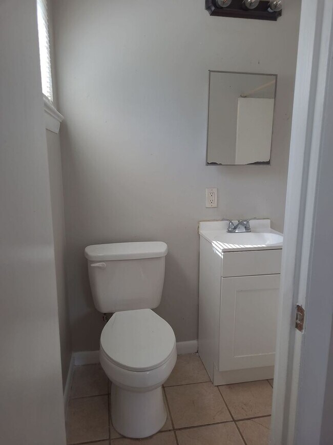 Building Photo - 4 Bedroom 2 Bath Move In Ready!
