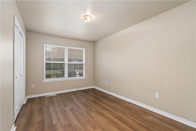 Building Photo - 2910 Dawn Ct