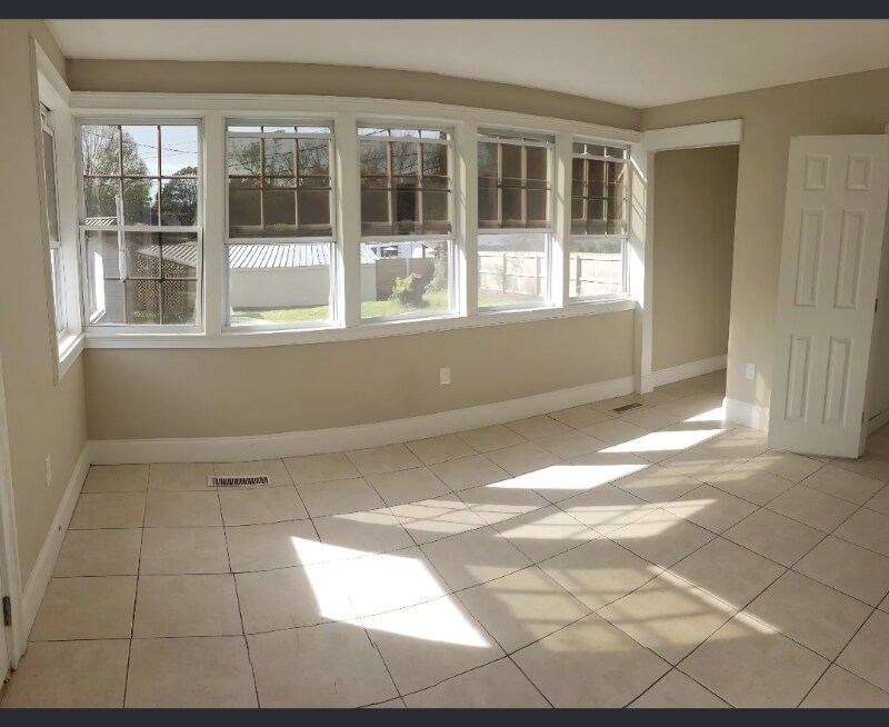 Building Photo - 3119 Eastwood Dr