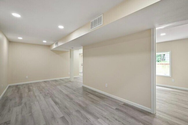 Building Photo - 3605 S Norwood Ave