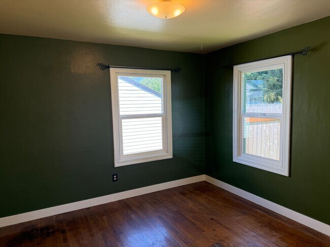 Building Photo - Large updated 2 bedroom 1 bathroom house in Springfield!