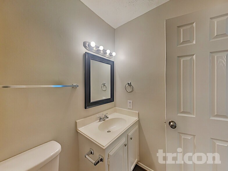 Building Photo - 2655 Lark