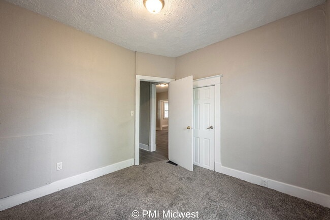 Building Photo - 130 N Gladstone Ave