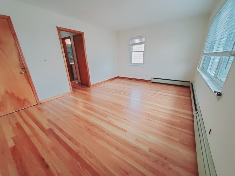Building Photo - 19 Ponus Ave