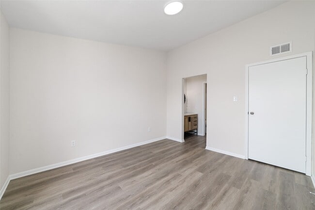 Building Photo - 3770 Lovers Wood Ln
