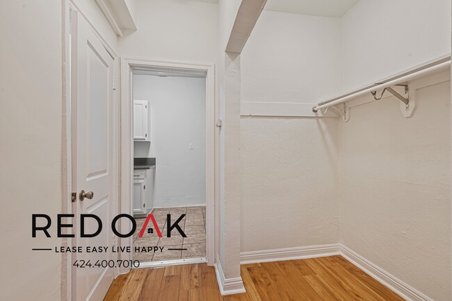 Building Photo - Terrific Studio with Beautiful Hardwood St...