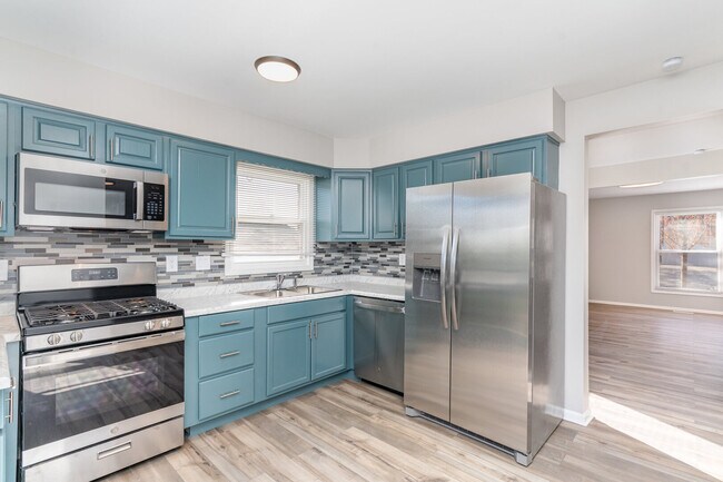 Building Photo - 355 Crestwood Ct