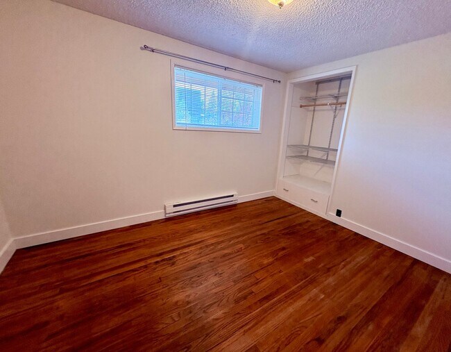 Building Photo - Spacious three bedroom rambler in Shoreline!