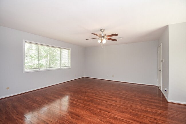 Building Photo - 201 Vanderpool Ln