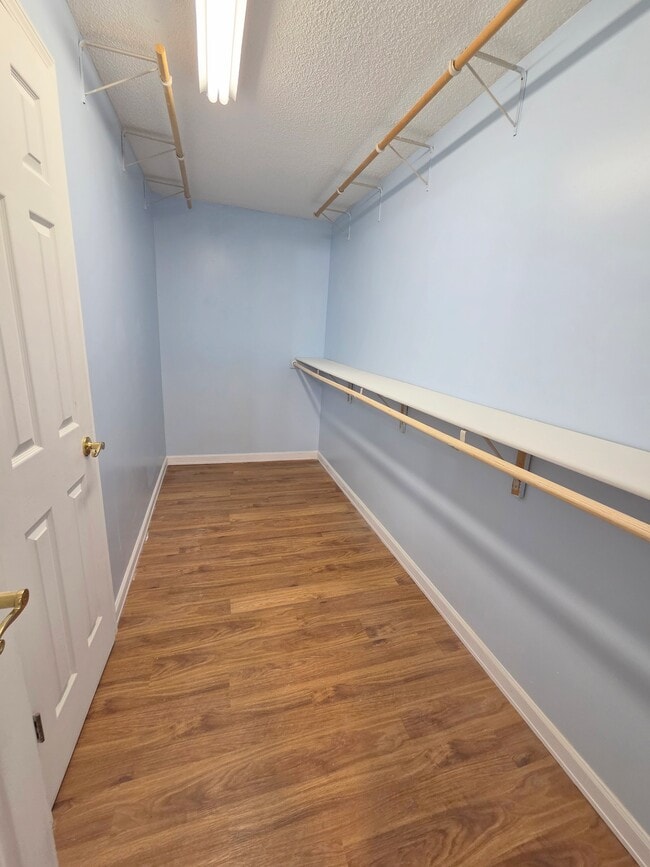Building Photo - 1818 Paveys Glen Run