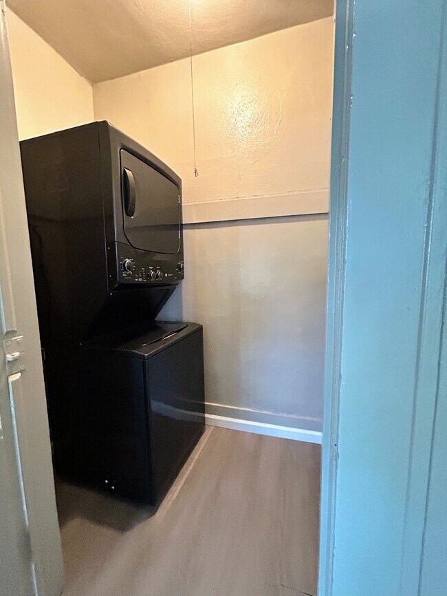 Building Photo - 573-583 Minaret Ave