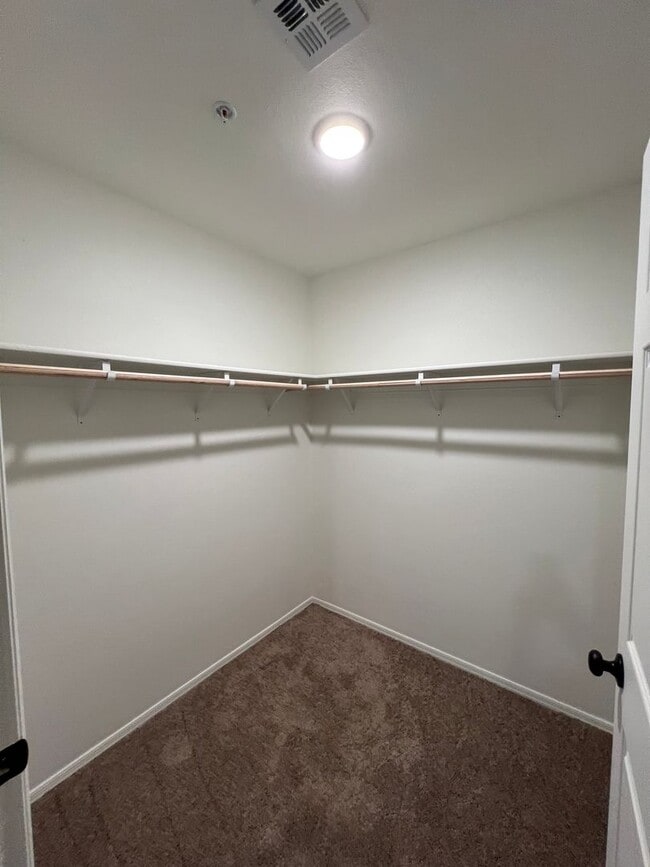 Building Photo - NEWER TOWNHOME!