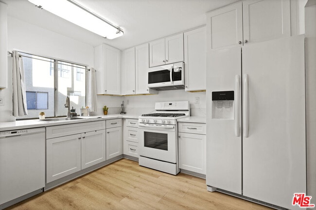 Building Photo - 5245 Coldwater Canyon Ave