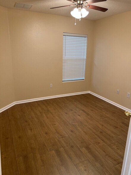 Guest Bedroom - 6094 Maggies Cir