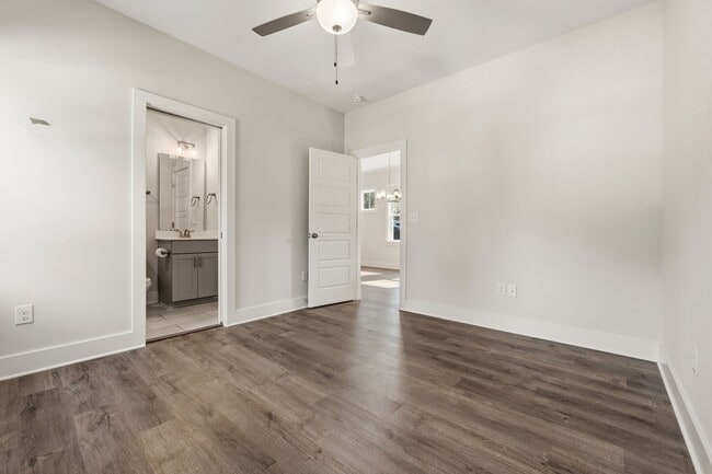 Building Photo - Gorgeous 4be/3ba With Fenced-In Backyard