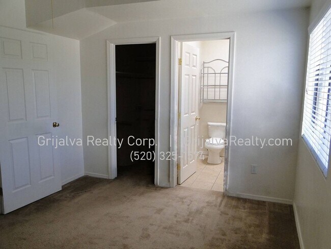 Building Photo - 1440 E Elm St