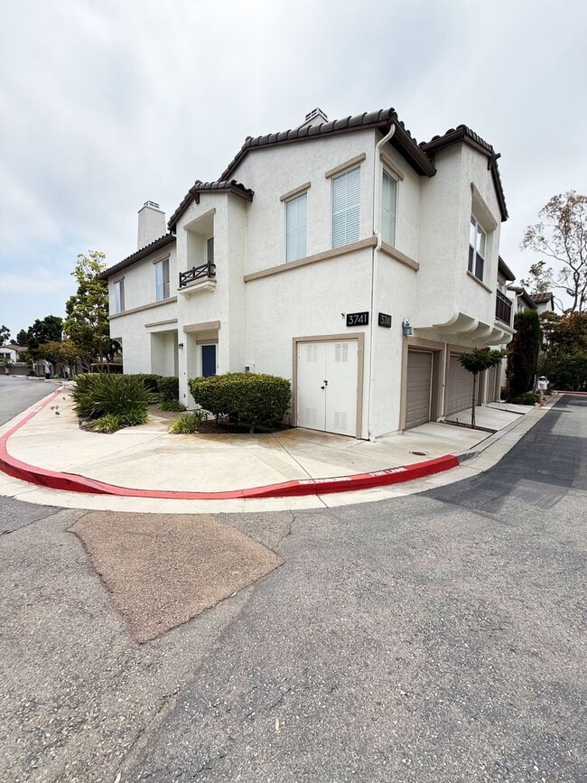 Building Photo - Beautifully Updated 3 Bed/3 Bath Townhouse...