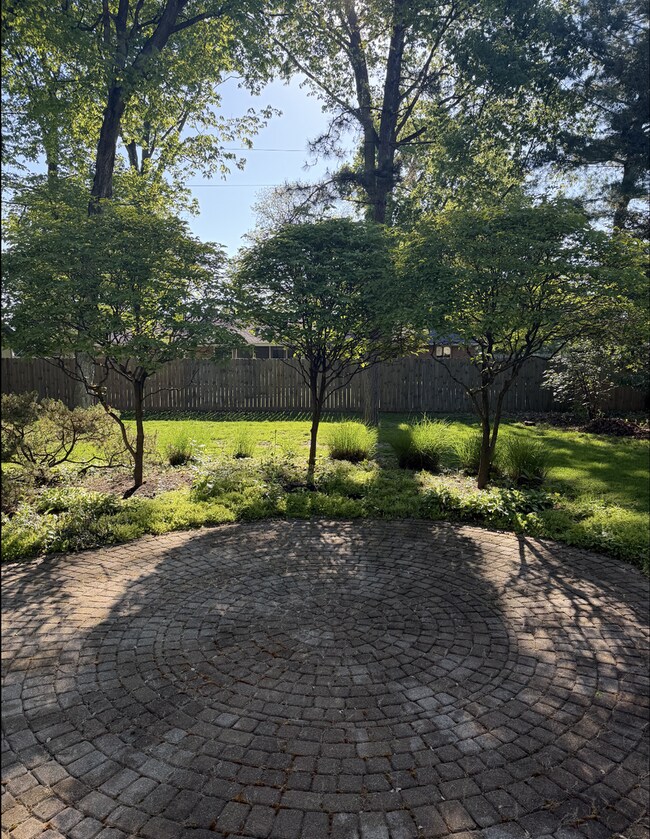 Building Photo - Charming Spacious Beavercreek Home Ready For Showing!