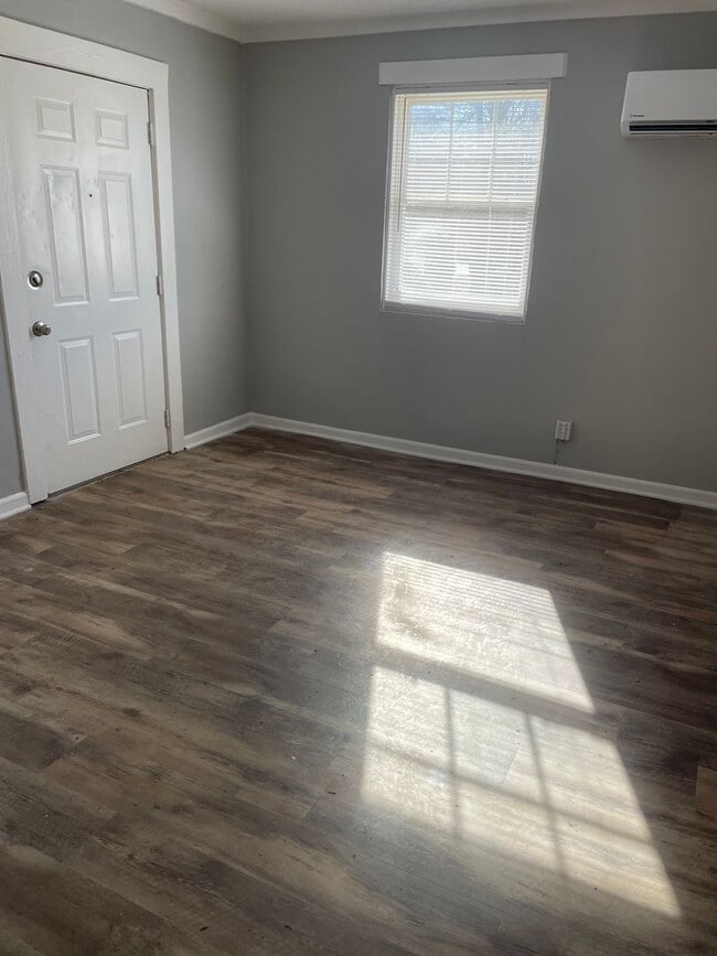 Building Photo - Newly Renovated One Bedroom