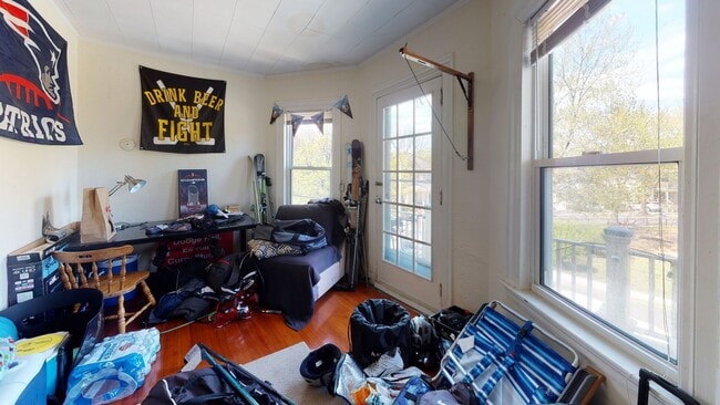 Building Photo - 5 bed 2 bath unit in Brookline.... Rare 3 parking included... Rare pricing.. Don't miss out!