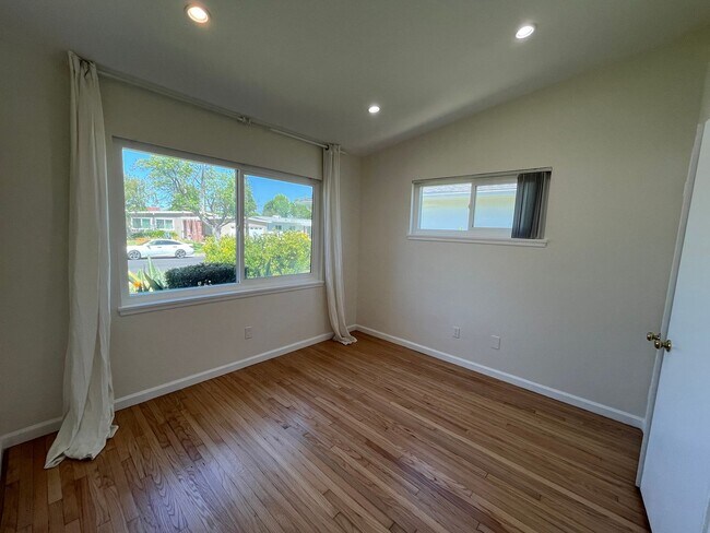 Building Photo - AVAILABLE NOW! Encino home w/all appliance...