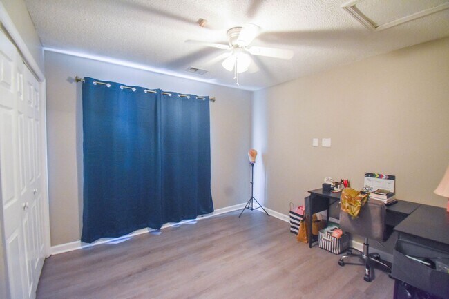 Building Photo - 3 Bedroom 2 Bathroom- Pets Considered