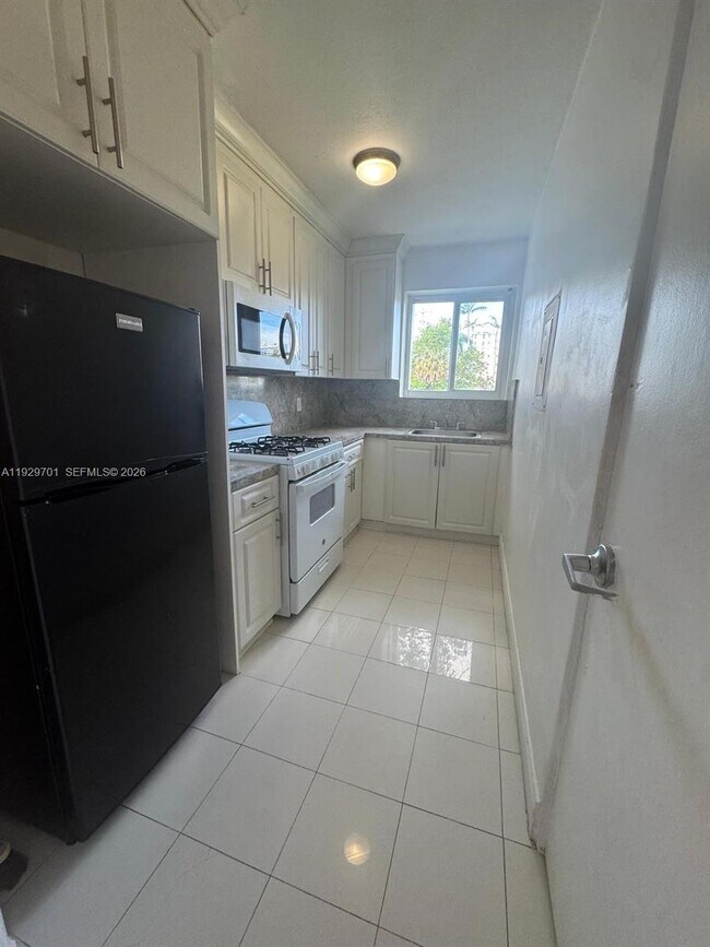 Building Photo - 6941 Bay Dr