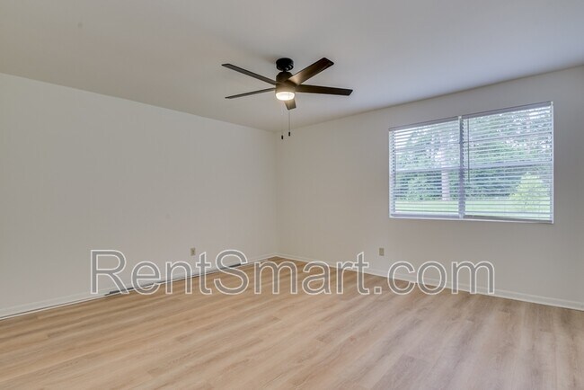 Building Photo - 4315 Parkwood Dr