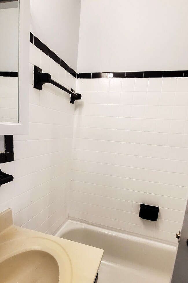 Building Photo - 7165 Cross St