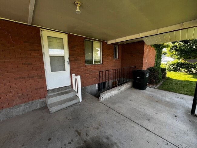 Building Photo - 568-574 E 200 S