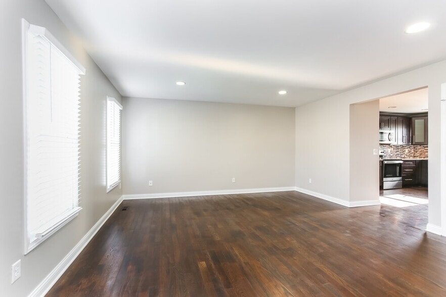 Building Photo - 121 Welshmore Dr