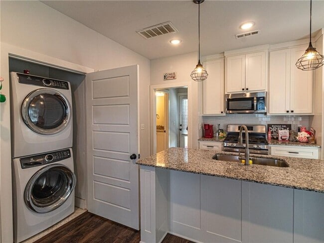 Building Photo - 2 bedroom 1. 5bath upscale modern living n...