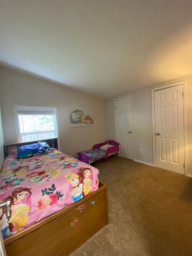Building Photo - Deer Lake-3 bedroom, 2 bath house for rent!!